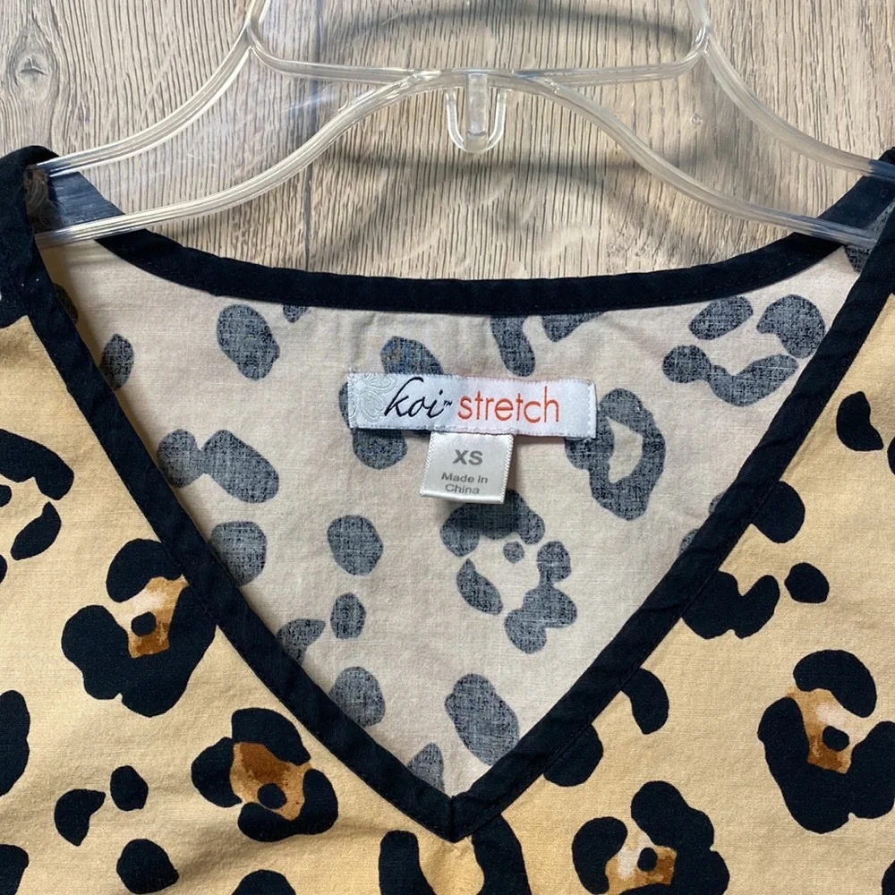 Big Leopard print Scrub top XS, Koi STRETCH brand by Kathy Peterson, Scrub Work - Picture 2 of 12